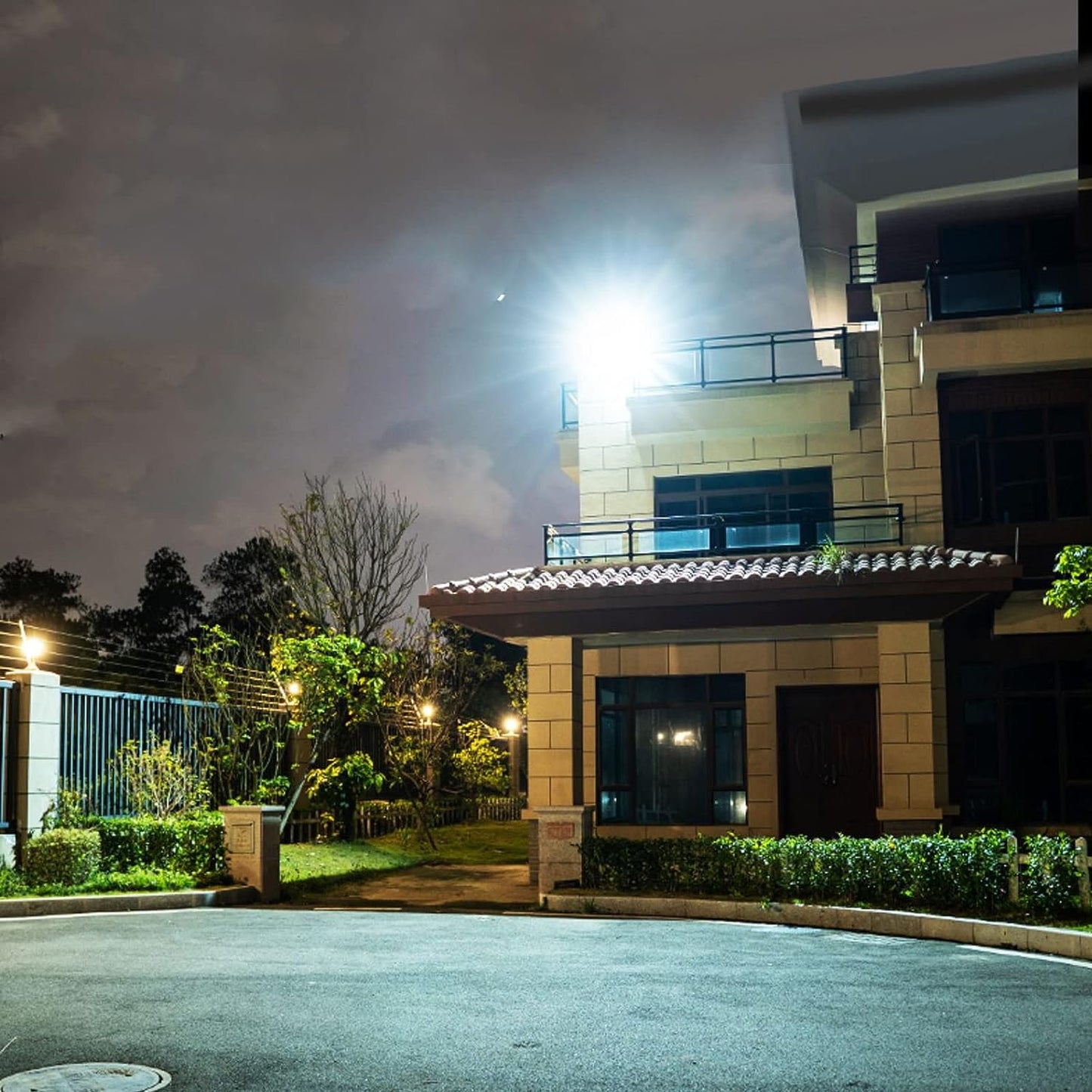 Proiector LED cu Panou Solar, 200W, Control Prin Telecomanda, Senzor Crepuscular