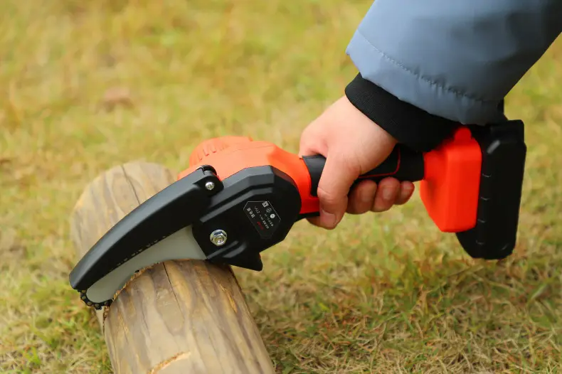 LICHIDARE STOC: Mini Fierastrau Electric Cu Acumulatori 24V, 2x Baterie + 2x Lant + 2x Lama, 4 Inch + CADOU pila 25cm